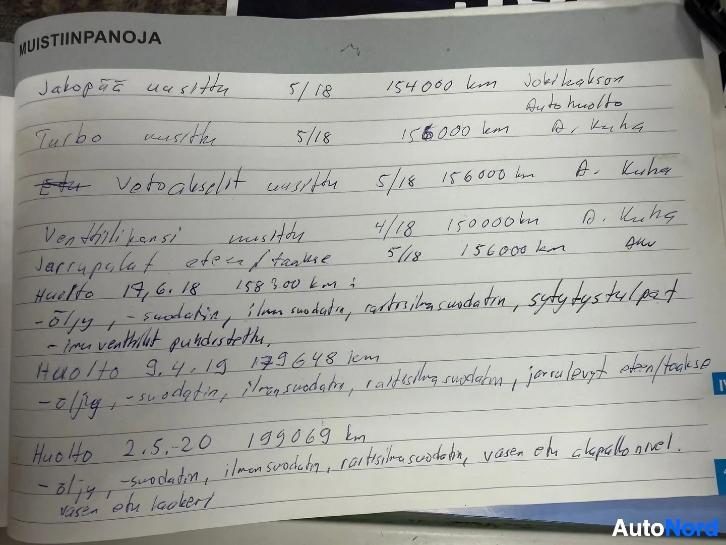 Asiakirja: Käsinkirjoitettu palveluhinta-asiakirja suomalaisilla merkinnöillä ja päivämäärillä, muistiinpanoja autottomista huollotapahtumista.