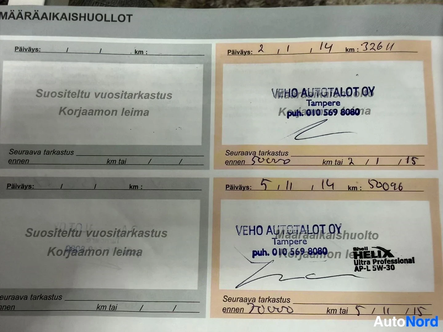 Asiakirja: Huoltokirja-sivuja, joissa näkyvät päivämäärät, kilometrilukemata ja huoltoliikkeiden leimoja