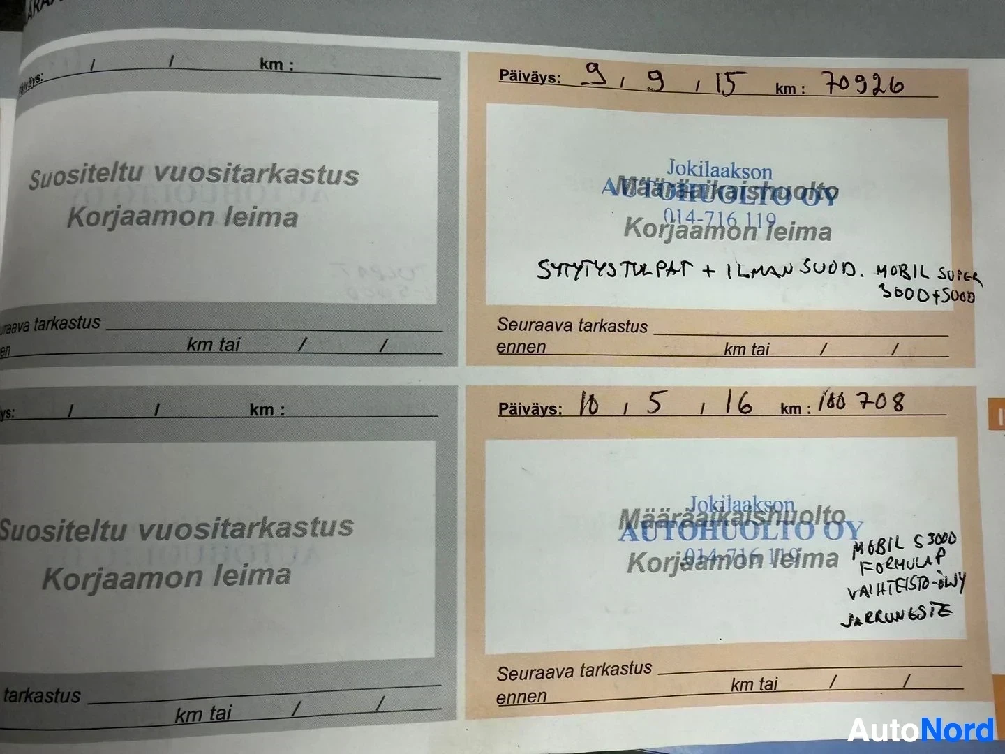 Asiakirja: Huoltokirja-sivuja, joissa näkyvät päivämäärät, kilometrilukemata ja huoltoliikkeiden tiedot
