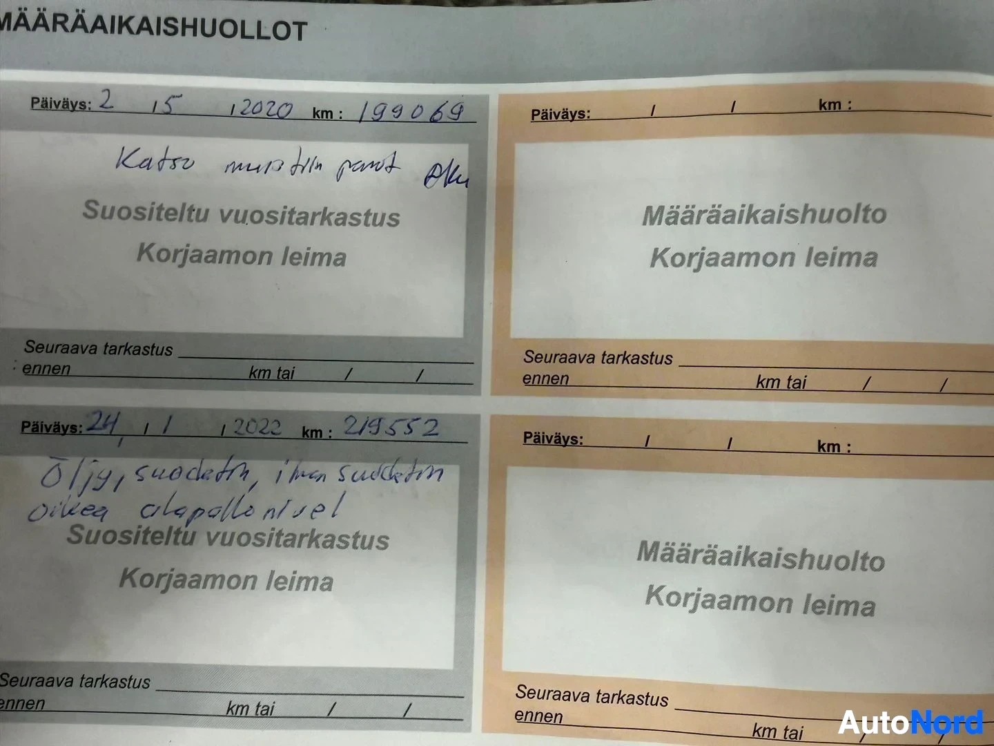 Asiakirja: Määräaikaishuollon kuitit. Vasemmalla keitit päivämäärillä 2/15/12020 (km 199069) ja 24/11/2022 (km 219552) sekä käsinkirjoitetut merkinnät. Oikealla tyhjät kui