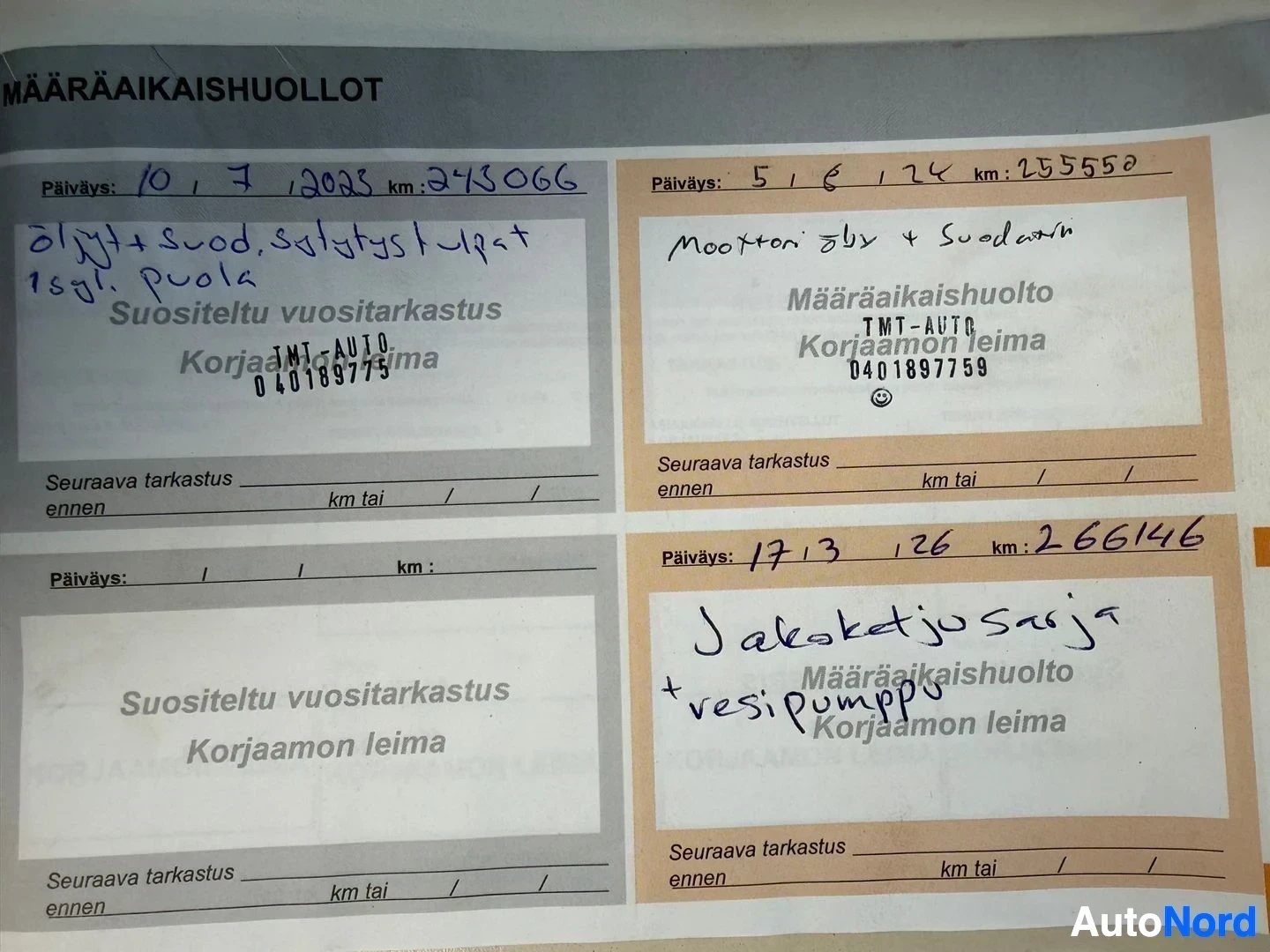 Asiakirja: Kolme määräaikaishuoltodokumenttia, joissa näkyy huoltohistoria, päivämäärät, kilometrilukemia ja korjaamoiden leimoja.