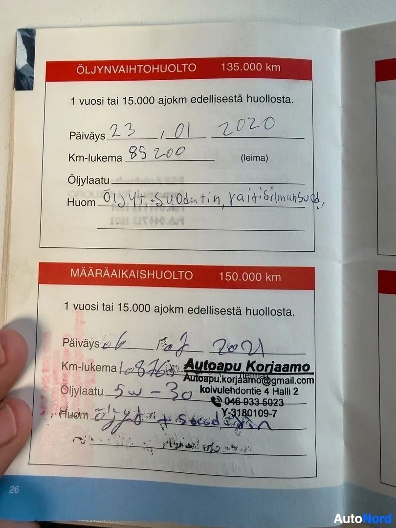 Asiakirja: Palvelukansion sivu, jossa kaksi huoltohuollon merkintää: yläosassa öljynvaihto 135.000 km:ssä päivätty 22.1.2020, km-lukema 95200, ja alaosassa määräaikaiskats