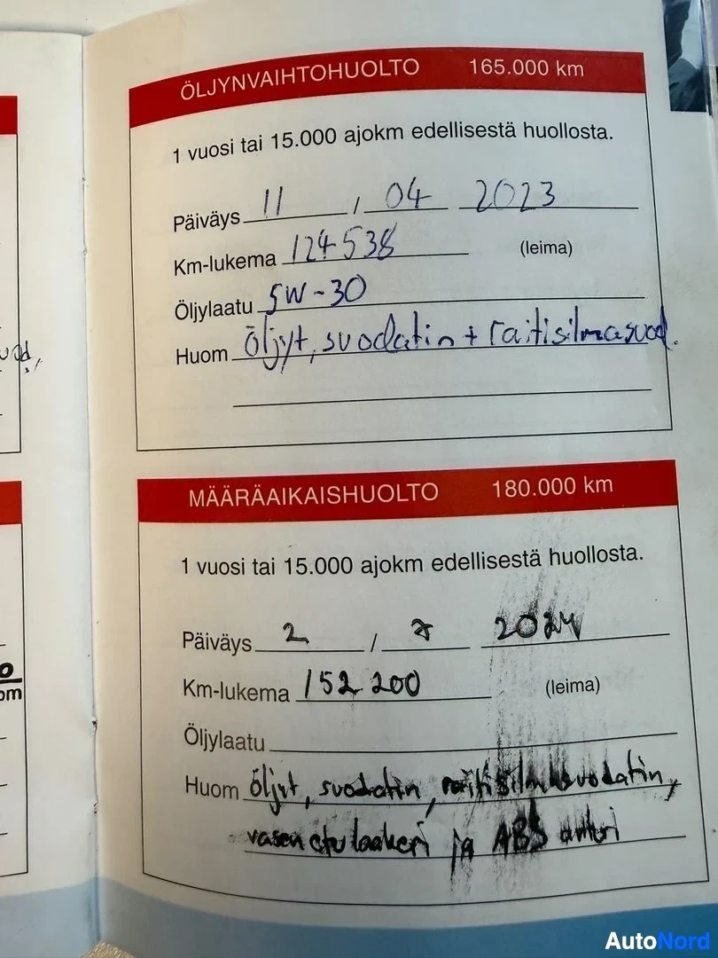Asiakirja: Palvelutiedon sivu, jossa kaksi huoltokirjamerkintää: ylempi merkintä 165.000 km:n kohdalta päivämäärällä 11.04.2023, km-lukema 124.536, öljylaatu FW-30, ja ale