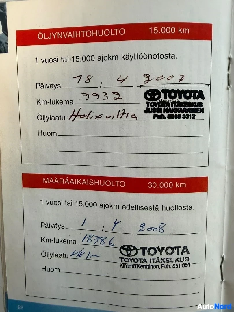 Asiakirja: Öljynvaihtohuollon ja määräaikaishuollon palvelukuitit, joissa käsin kirjoitetut päivämäärät, kilometrilukema ja öljylaatu.