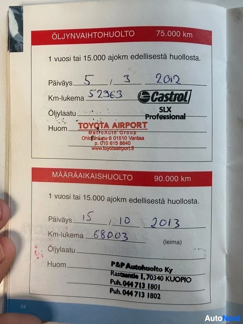 Asiakirja: Kaksi huoltopalvelukuittia, joissa käsin kirjoitetut päivämäärät, kilometrilukema ja huollon toimittaja.