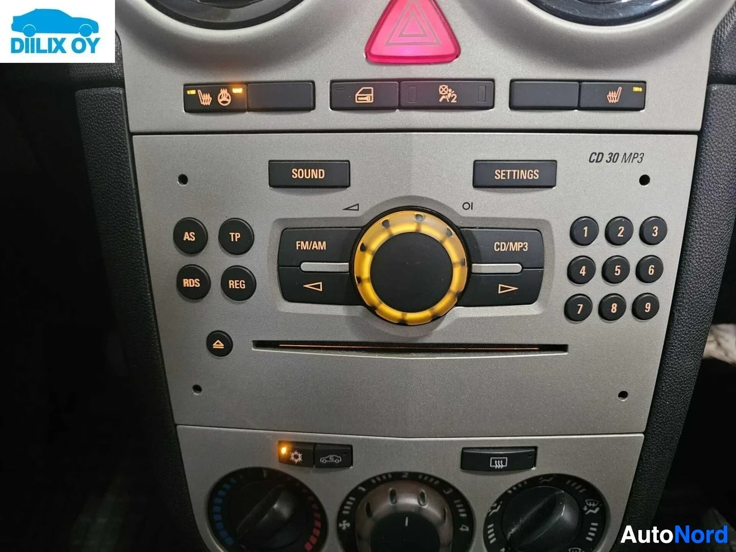 Yksityiskohta: Auton keskikonsolin autoradio CD 30 MP3, johon on merkitty painikkeet FM/AM, CD/MP3, ilmastointi-ohjaimet