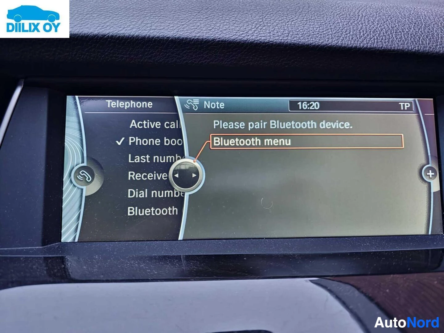 Yksityiskohta: Ajoneuvon infotainment-järjestelmän näyttö näyttää puhelimen Bluetooth-paritysvalikoita