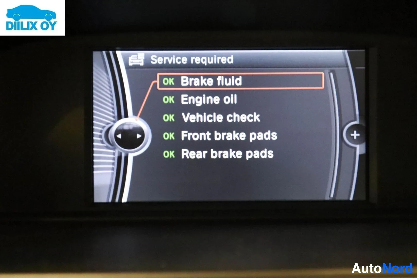 Muu: Auton näyttöpaneeli näyttää huollon vaatimisen viestiä, jossa luetellaan seuraavat kohdat: Brake fluid (oranssi, huomio), Engine oil (OK), Vehicle check (OK), F