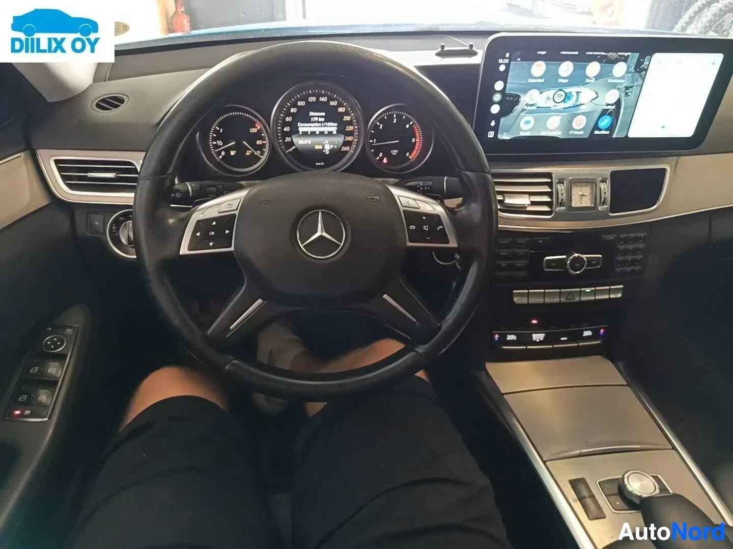 Ohjaamo: Ohjain ja instrumenttipaneeli suoraan edestä, Mercedes-Benz logo ohjaimessa, analogiset mittarit, infotainment-näyttö, beige panelointi