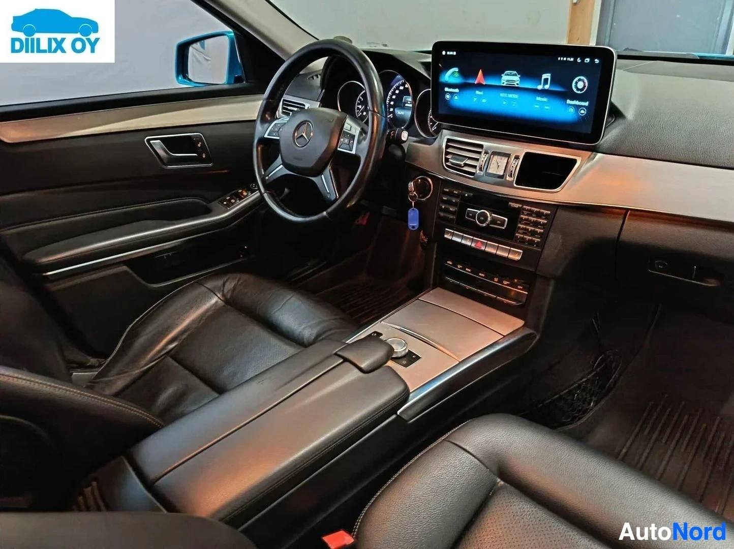 Etuistuimet: Kuljettajan paikka näkymä, nahkaistuin, Mercedes-Benz ohjain, infotainment-näyttö näkyvissä, beige ja musta sisustus