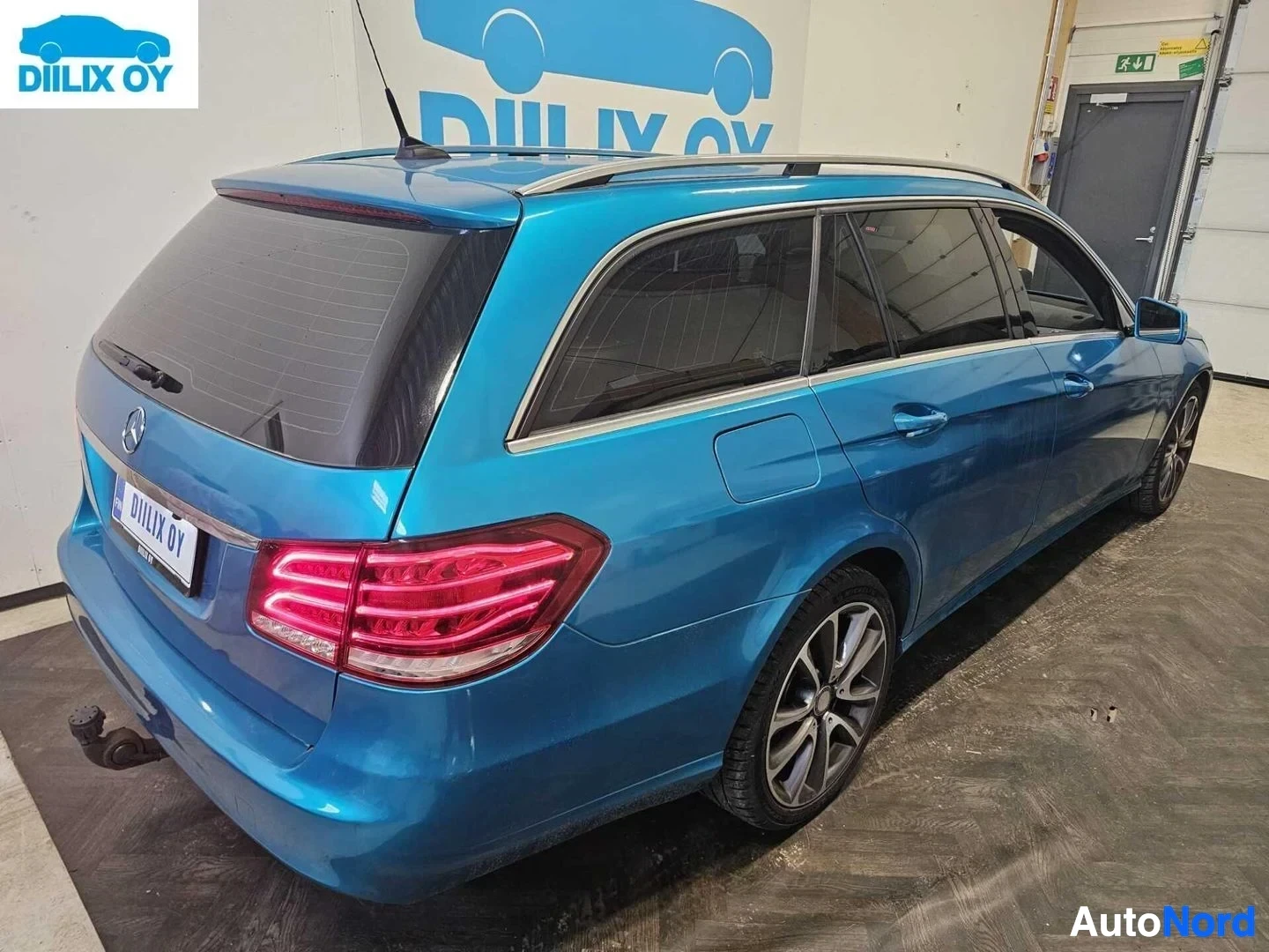 Takaa: Sininen Mercedes-Benz takaa näkyvissä, takaluukku auki, LED-takavalot näkyvissä.