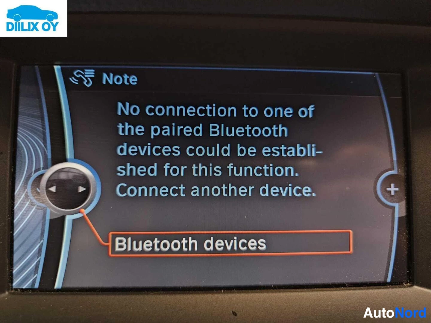 Yksityiskohta: Autoon sisäänrakennetun järjestelmän Bluetooth-yhteyden virheilmoitus, joka näkyy infotainment-näytöllä.