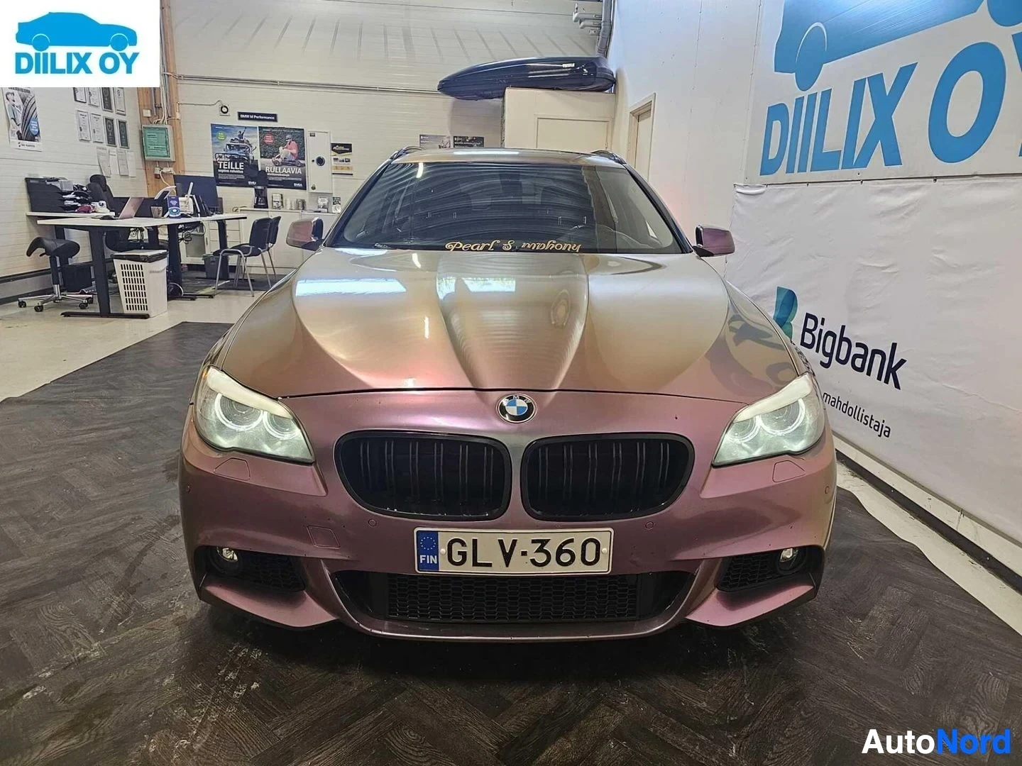 Edestä: BMW farmarin etupuoli suoraan, rekisterinumero, nelisilmäinen grilli, LED-ajovalot