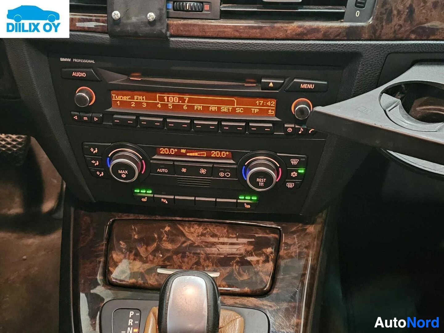 Yksityiskohta: Keskikonsolin audiolaiteet ja ilmastointi: BMW Professional -nauhoitin FM-tunerilla taajuudella 100.7, digitaalinen näyttö, alla kaksoisilmastointi 20.0°C ja oh