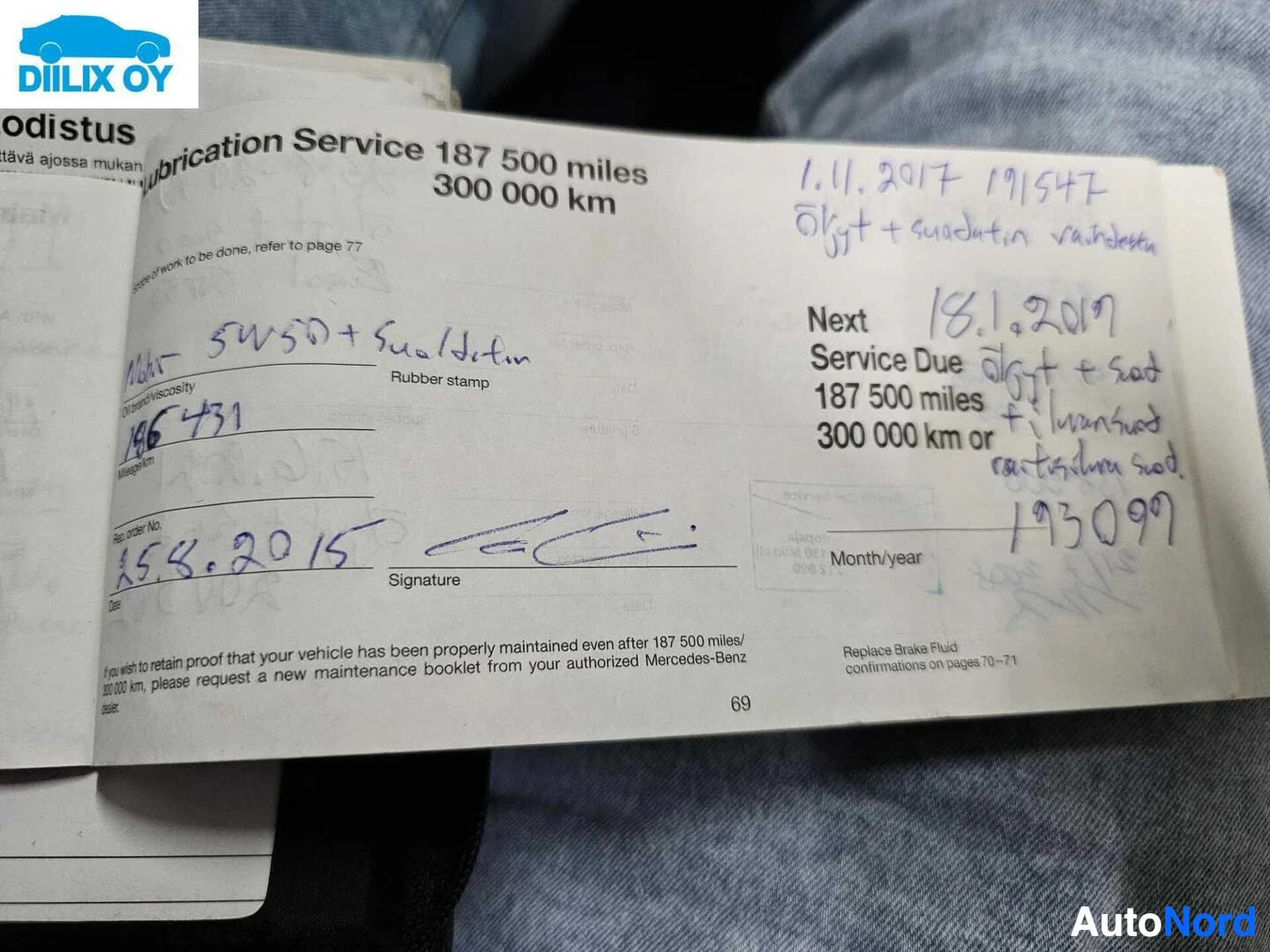 Asiakirja: Avoin huoltokirja, jossa näkyy pagi 69, merkinnät "Lubrication Service 187 500 miles 300 000 km" ja seuraavan huollon merkinnät käsinkirjoitetuilla muistiinpano
