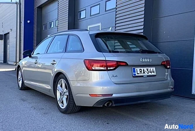 Takaa: Hopeanvärinen Audi A4 Avant takaa kuvattuna, A4-merkintä ja neliympyrä-logo näkyvissä