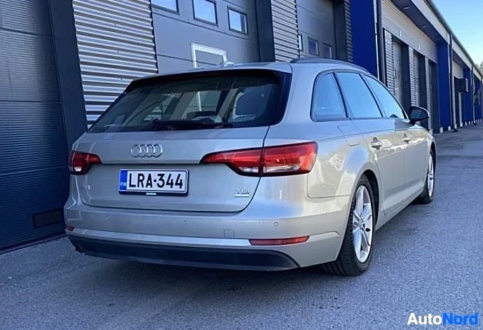 Takaviisto: Hopeanvärinen Audi A4 Avant takaa oikealta kuvattuna, rekisternumero näkyvissä