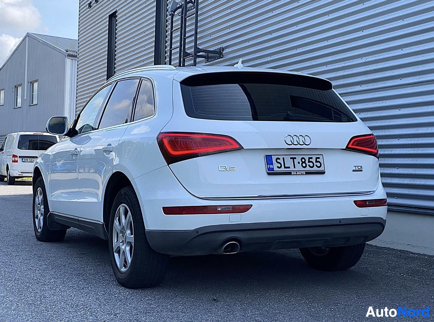 Takaviisto: Valkoinen Audi Q5 -maastoauto oikeasta takakulmasta, rekisterinumero ja BH-AUTO-merkinnät näkyvissä takakontin kilpessä