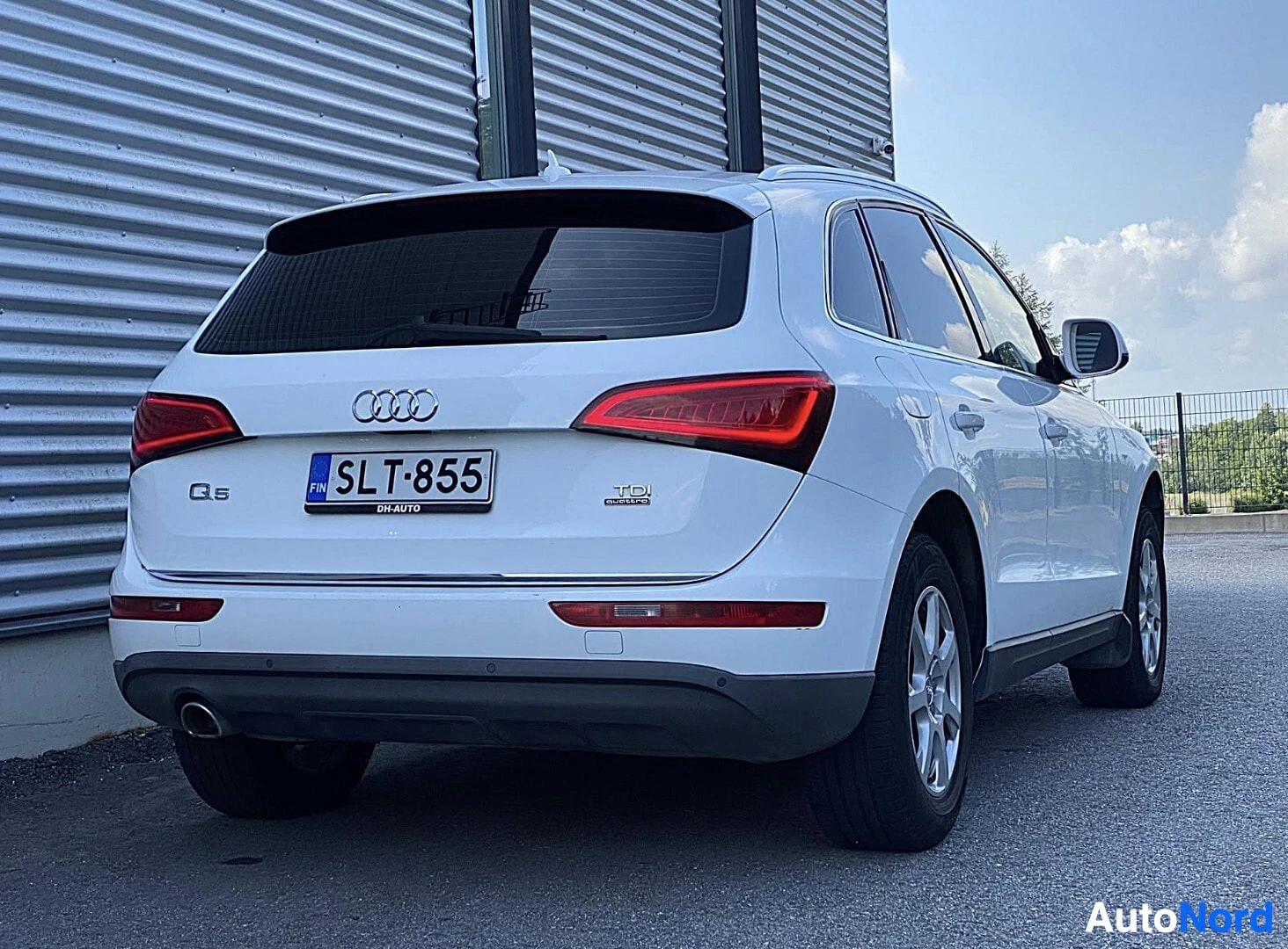 Takaa: Valkoinen Audi Q5 -maastoauto takaa, rekisterinumero ja BH-AUTO-merkinnät näkyvissä, Q5-merkintä takakontin kilpessä
