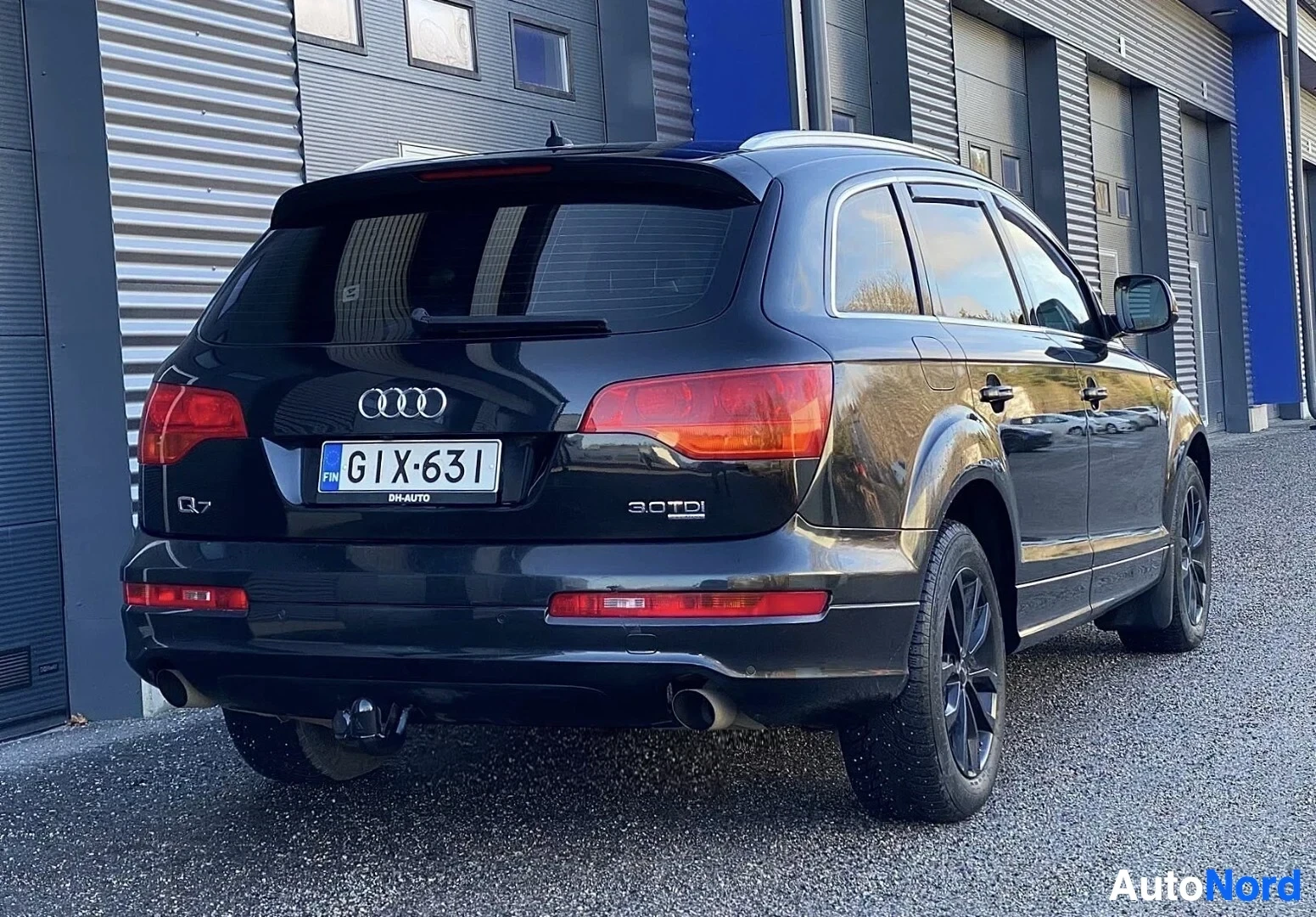 Takaviisto: Musta Audi Q7 takavasemmalta kuvattuna, kokonaisnäkymä ajoneuvon sivusta ja takaa