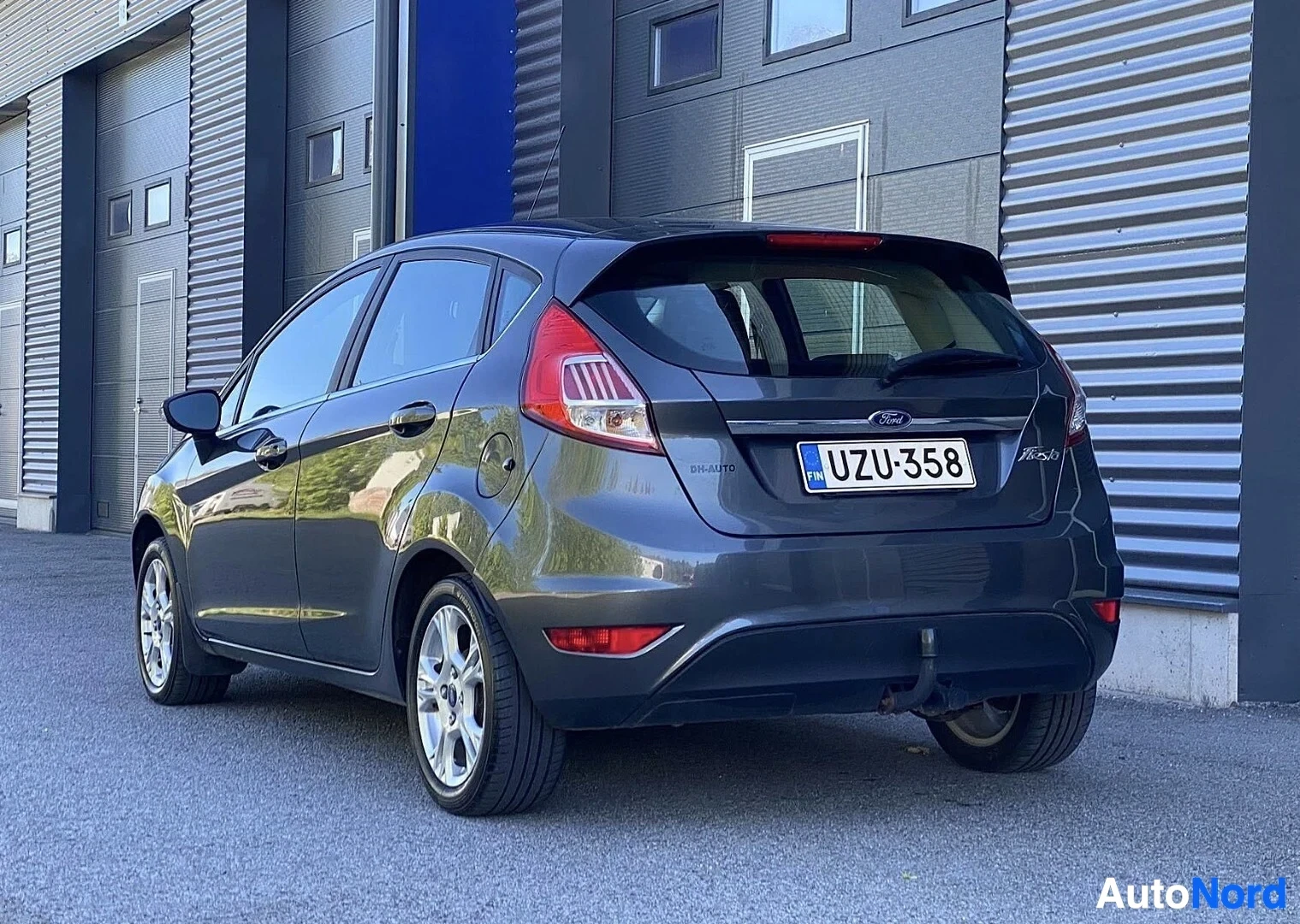 Takaviisto: Tummansininen Ford Fiesta takaa oikealta, punaisten takavalojen ja rekisterikylven näkyessä