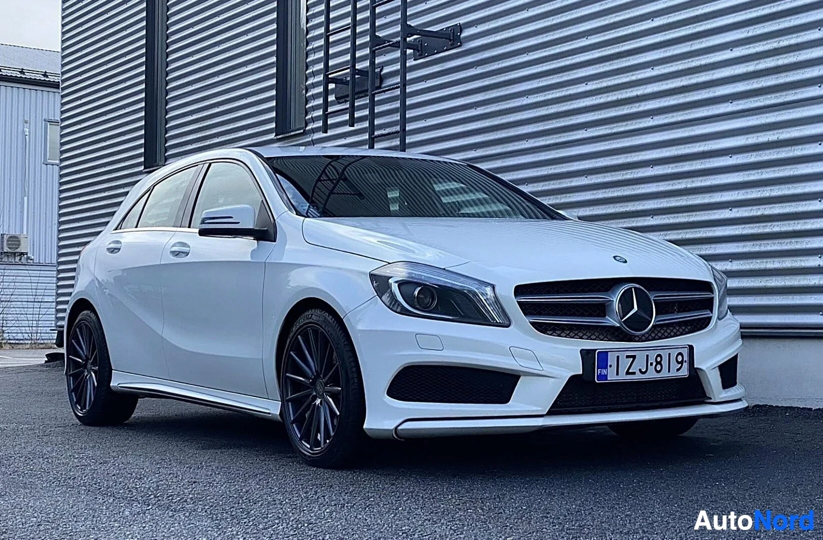 Etuviisto, nokka oikealle: Valkoinen Mercedes-Benz pienoisauto etupuolen kolmiasentodesissa, näkymä oikealta. Kaksiriviset LED-ajovalot ja mustat vanteet. Rekisterikyltti n