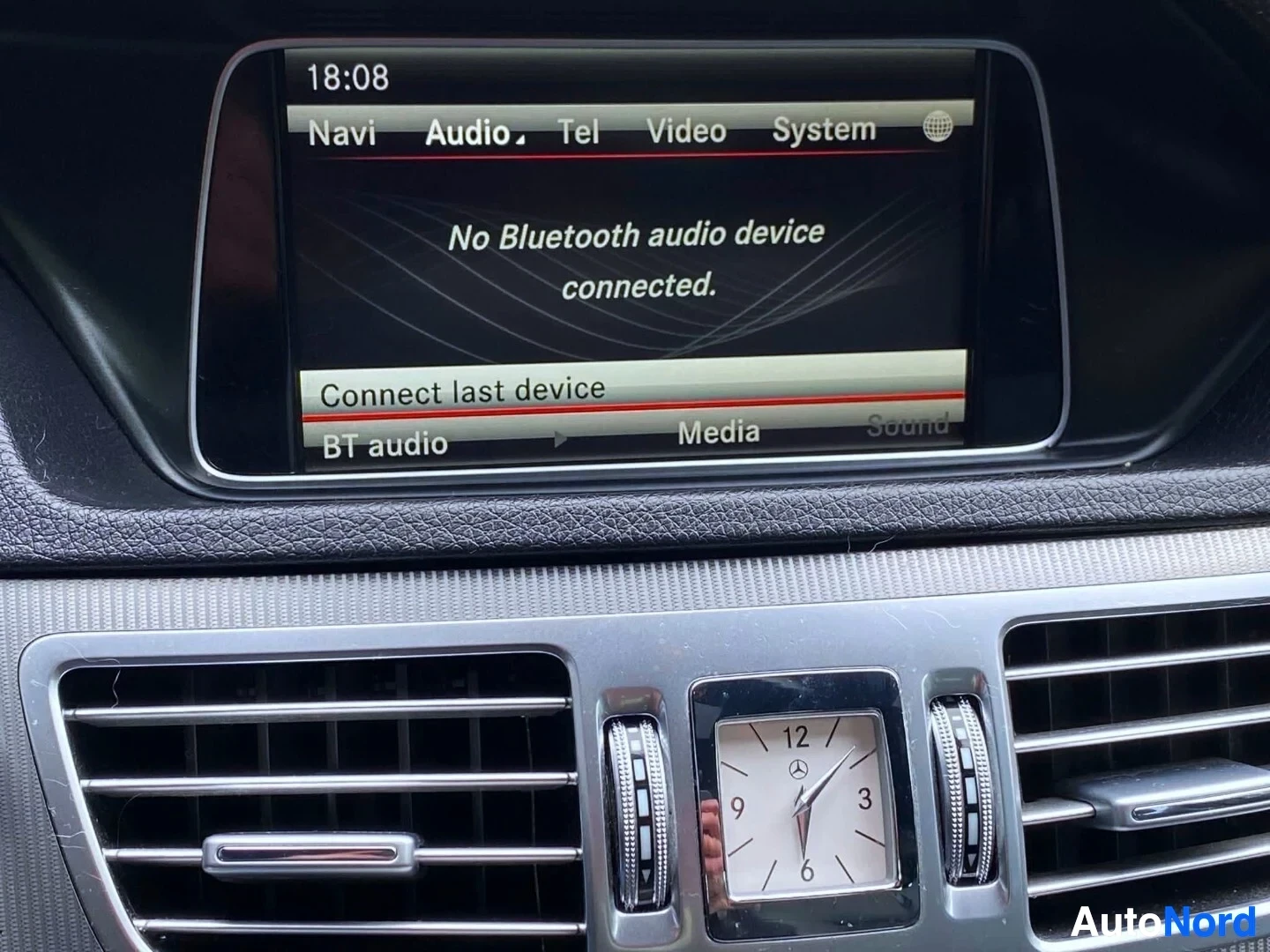 Ohjaamo: Auton sisänäkymä: infotainment-näyttö näyttää Bluetooth-äänilaite-yhteyttä ja navigaation, audion ja videon valikoita