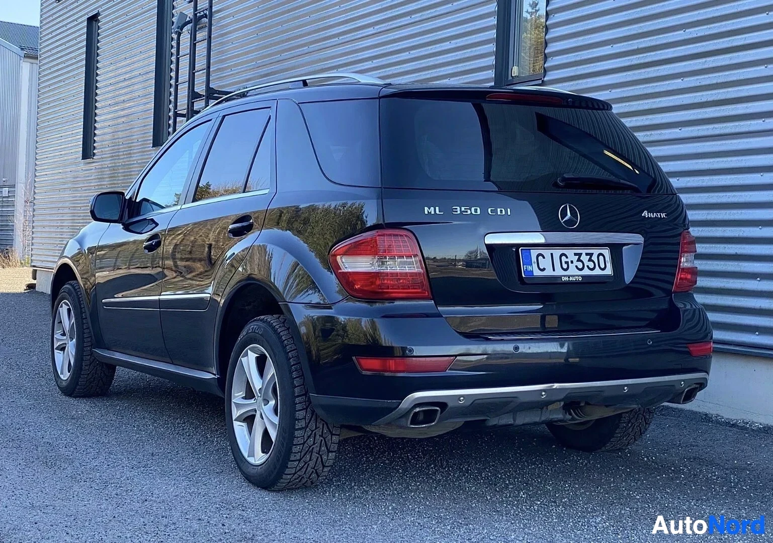 Takaviisto: Musta Mercedes-Benz ML 350 CDI 4Matic, takanurkka kolmelta, rekisterikilvessä CIG330, taka-ikkunassa ikkunakaide