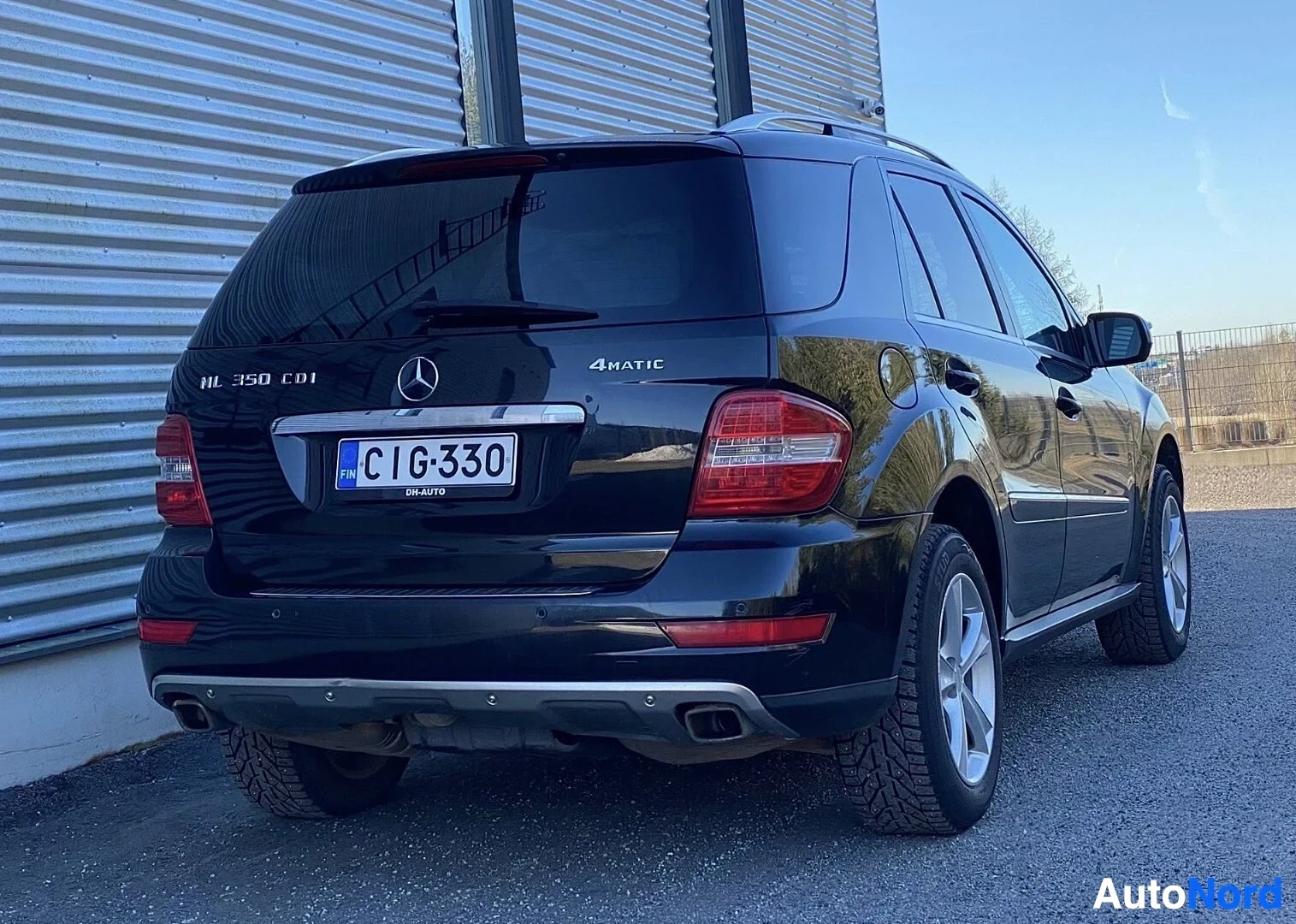 Takaa: Musta Mercedes-Benz ML 350 CDI 4Matic, takapuoli, rekisterikilvessä CIG330, taka-ikkunassa ikkunakaide