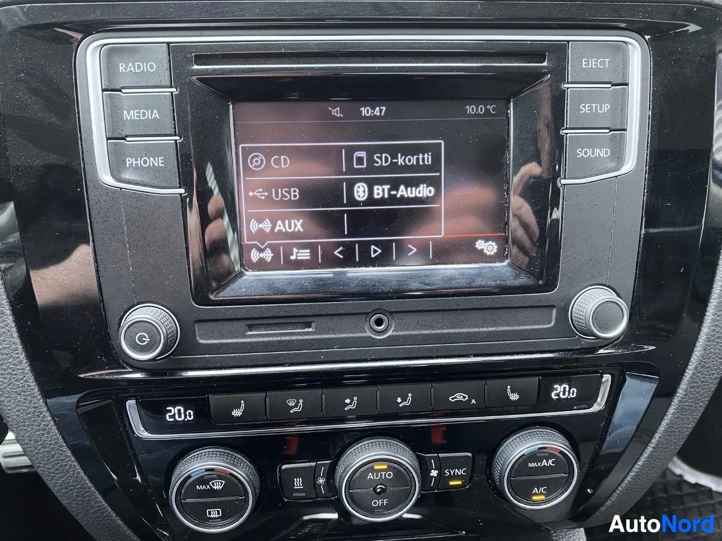 Yksityiskohta: Auton infotainment-näyttö näyttää median valikon, jonka vaihtoehdot sisältävät CD, SD-kortin, USB:n ja Bluetooth-audion.
