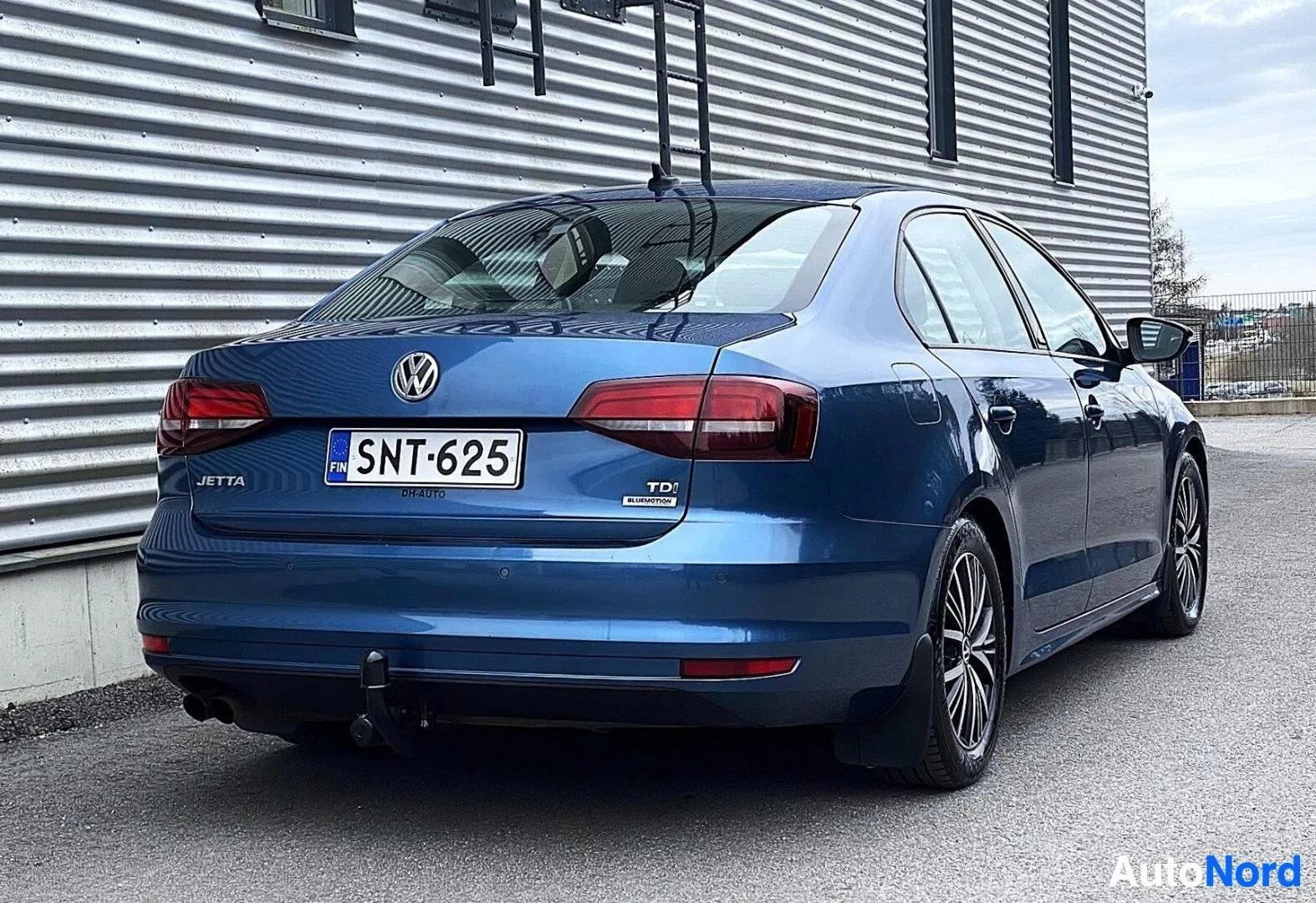 Takaviisto: Sininen Volkswagen Jetta sedan takaa kolmen neljäsosan kulmasta, rekisterinumero, 'JETTA' ja 'TDI' -merkinnät näkyvissä takosassa