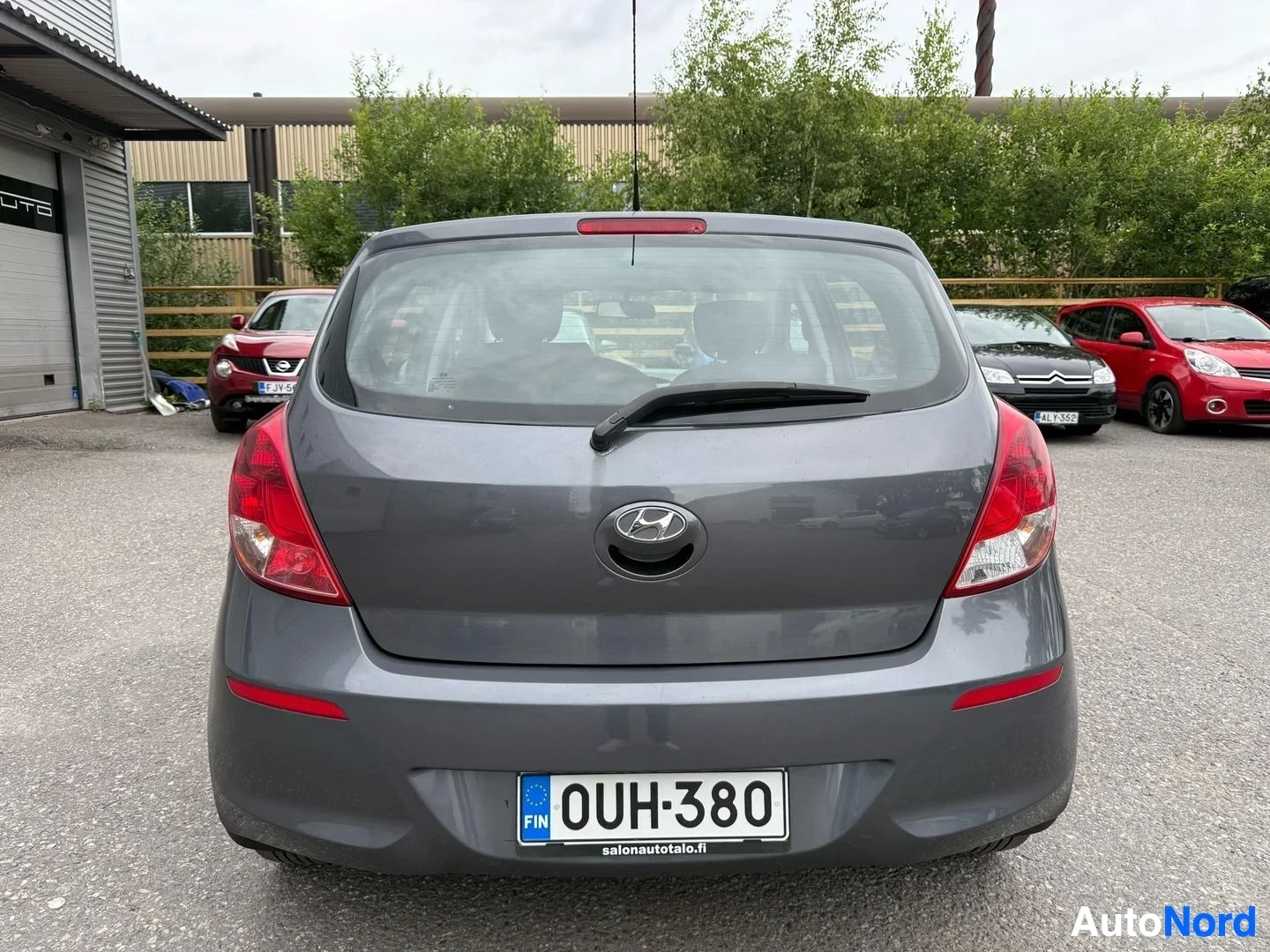 Takaa: Harmaa Hyundai i20 -auto takaa nähtynä, rekisteritunnuksella näkyvissä