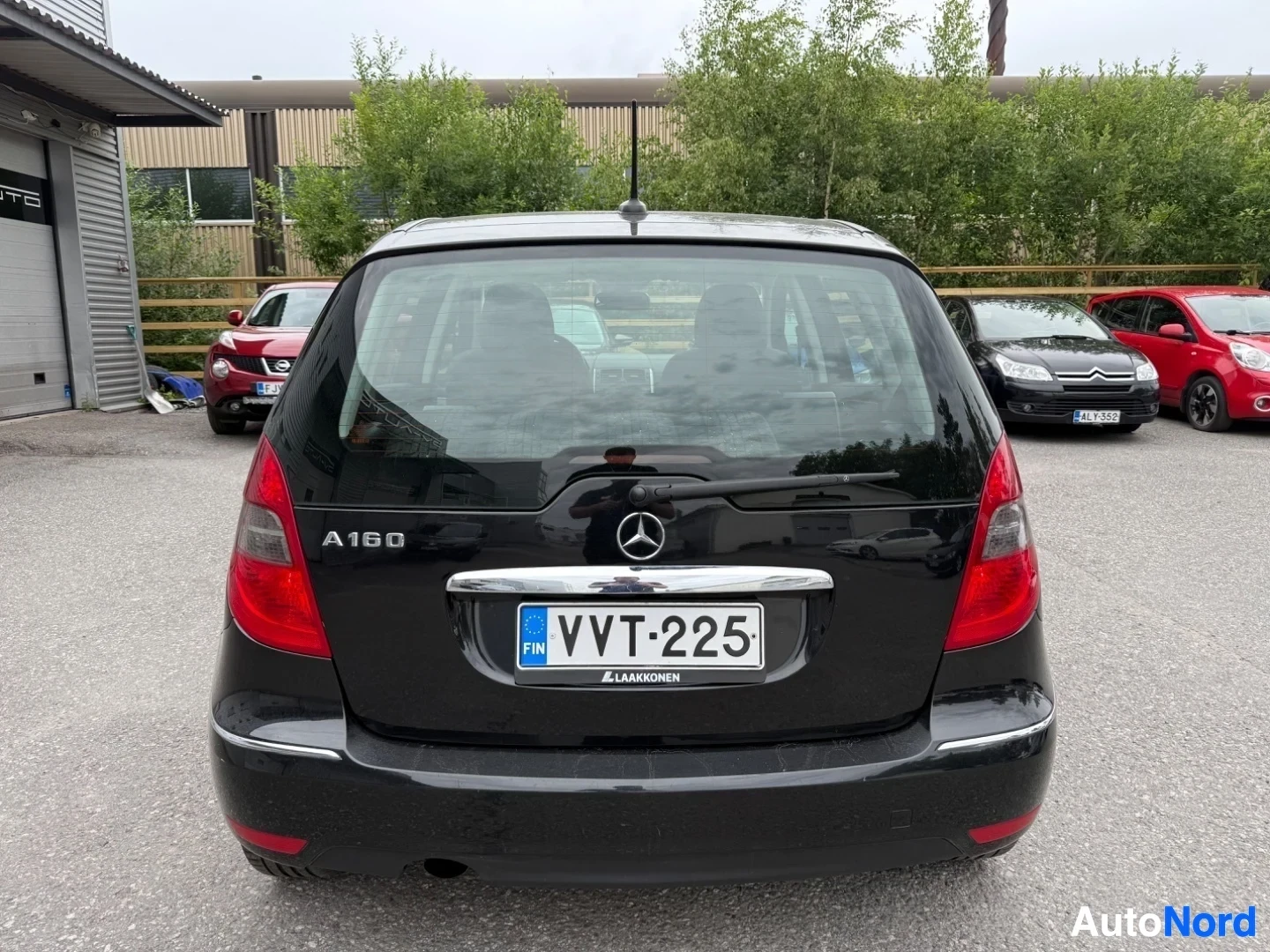 Takaa: Musta Mercedes-Benz A160 ajoneuvon takaa kuvattuna, rekisterikilvessä