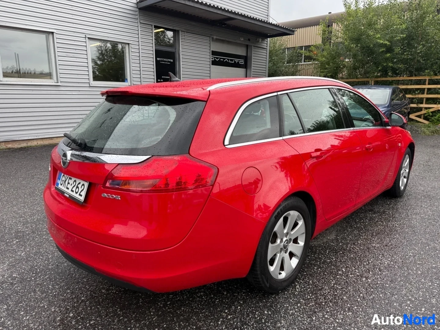 Takaa: Punainen Opel Insignia Sports Tourer takaa-kuvassa, näkyy takelevy ja rekisterikilpi.