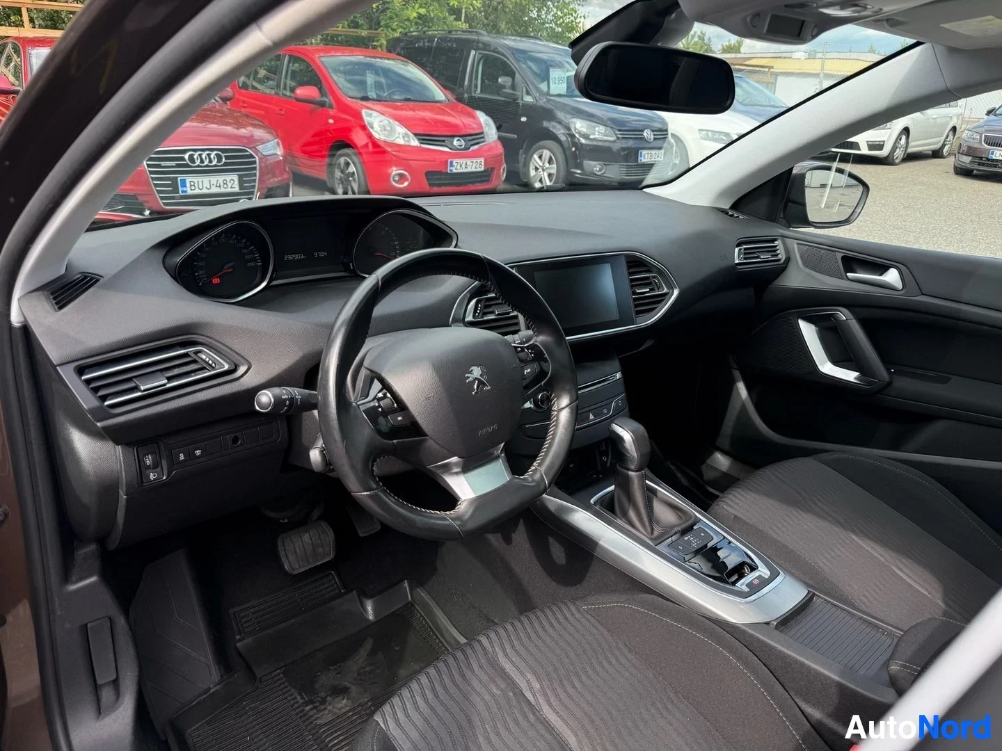 Etuistuimet: Peugeot 308 sisustus, mustaväriset istuimet ja näkymä edestä, instrumentit näkyvissä
