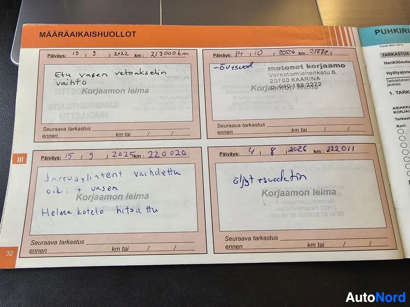 Asiakirja: Avoin huoltokirjan sivu, jossa neljä huollon merkintää käsinkirjoituksella. Oranssilla banderollilla teksti "MÄÄRÄAIKAISHUOLLOT", sinisellä "PUHKIRI". Merkinnöi