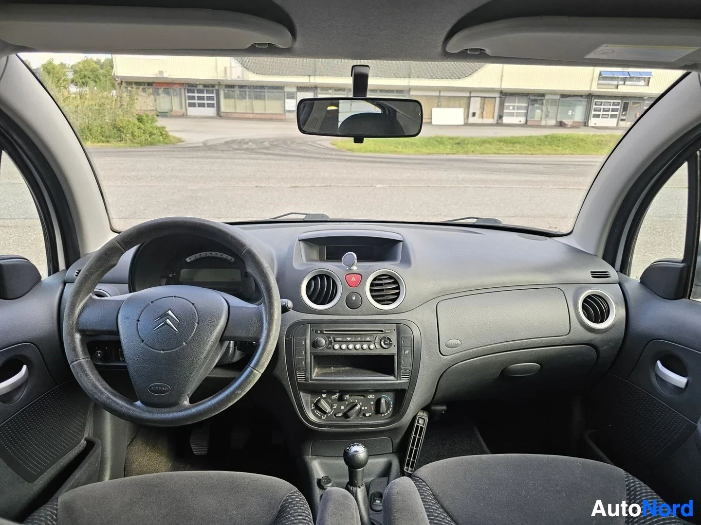 Ohjaamo: Kojelauta näkyy edestä, Citroën-ohjauspyörä, radio, ilmanvaihtoventsiilit, mittaristo.