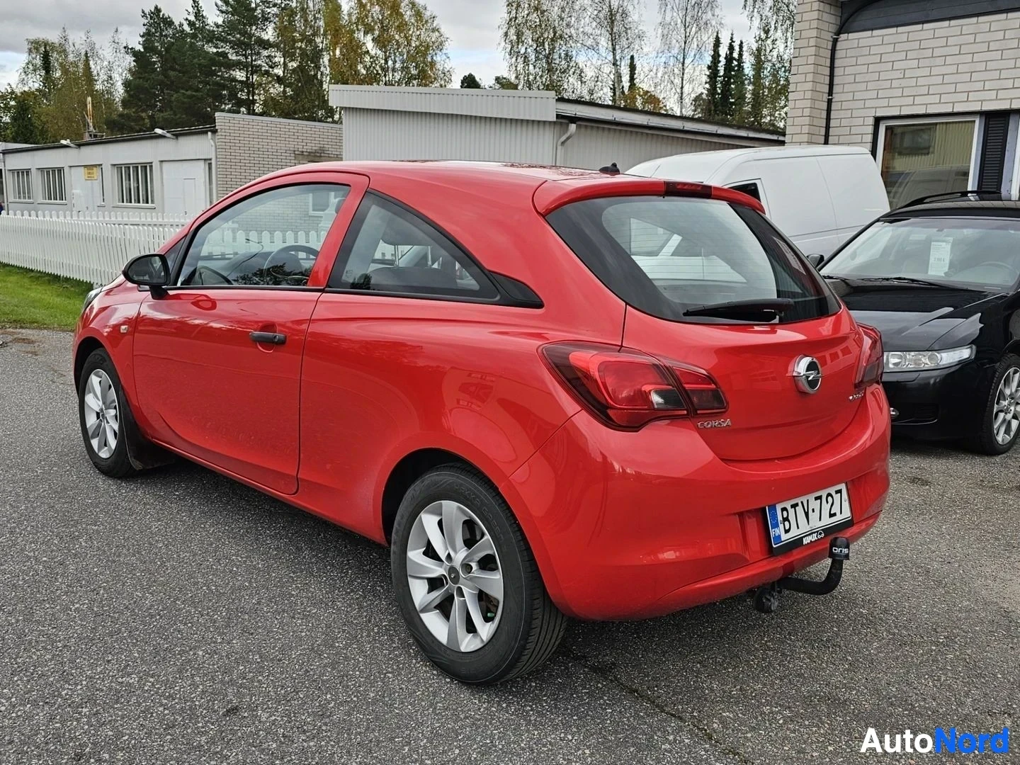 Takaviisto: Punainen kolmioveto-auto takavasemmasta kulmasta, registerikilpi näkyvillä, tekstillä "CORSA" ja "ecoFLEX" näkyvissä takaovella