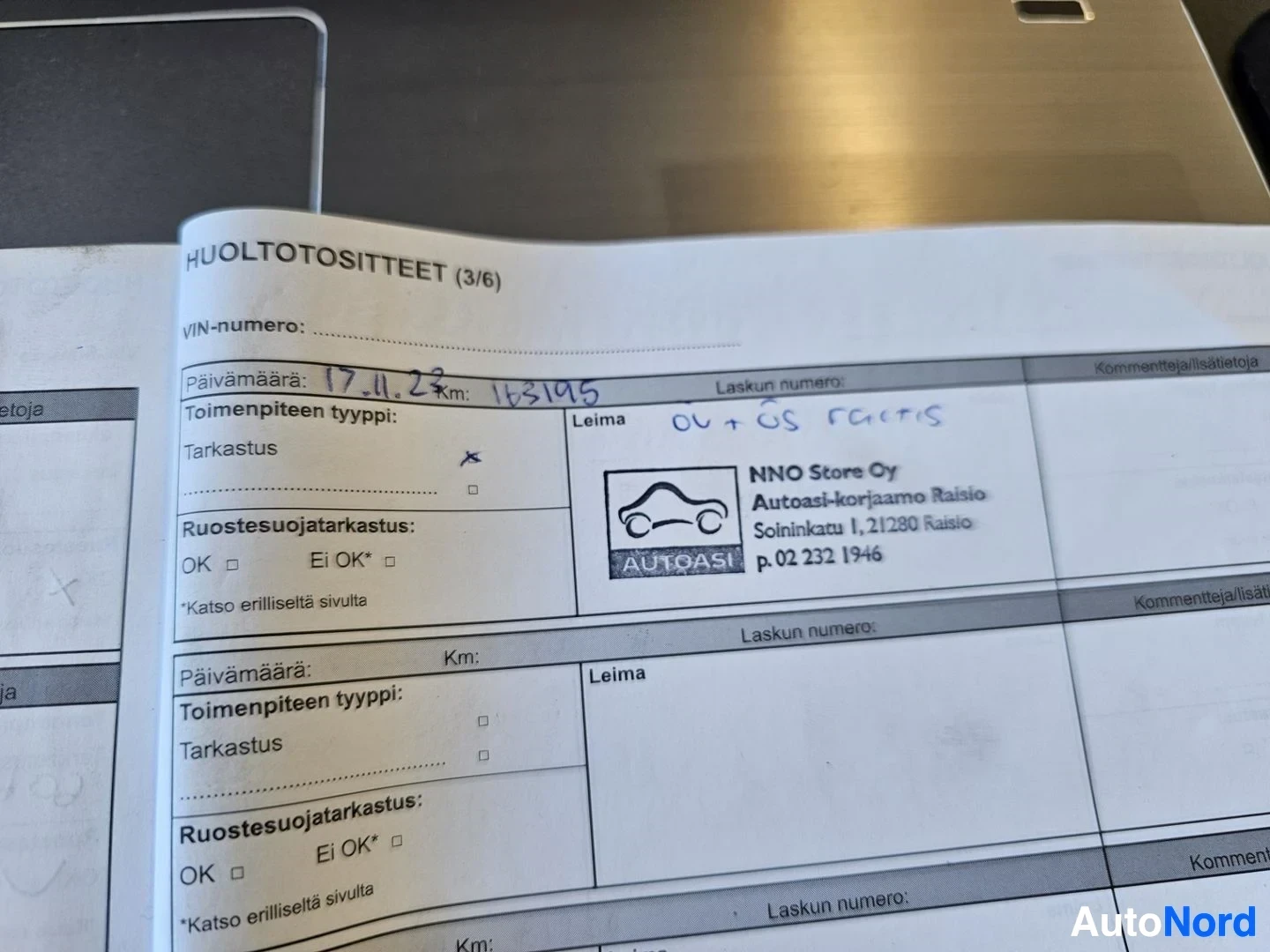 Asiakirja: Huoltotositteet (3/6) - osittain täytetyt huoltorivit neuvottelulomakkeesta puuttuu ajoneuvon tiedot.