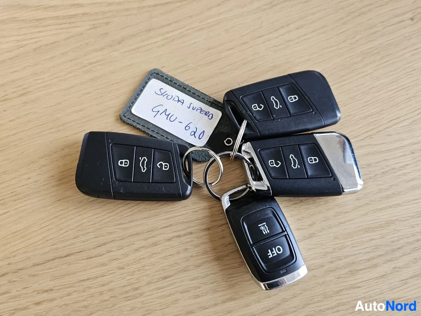 Muu: Neljä musta avaimet puusta pöydälle. Yhdessä avaimessa on tyhjä nimike "Skoda Superb "
