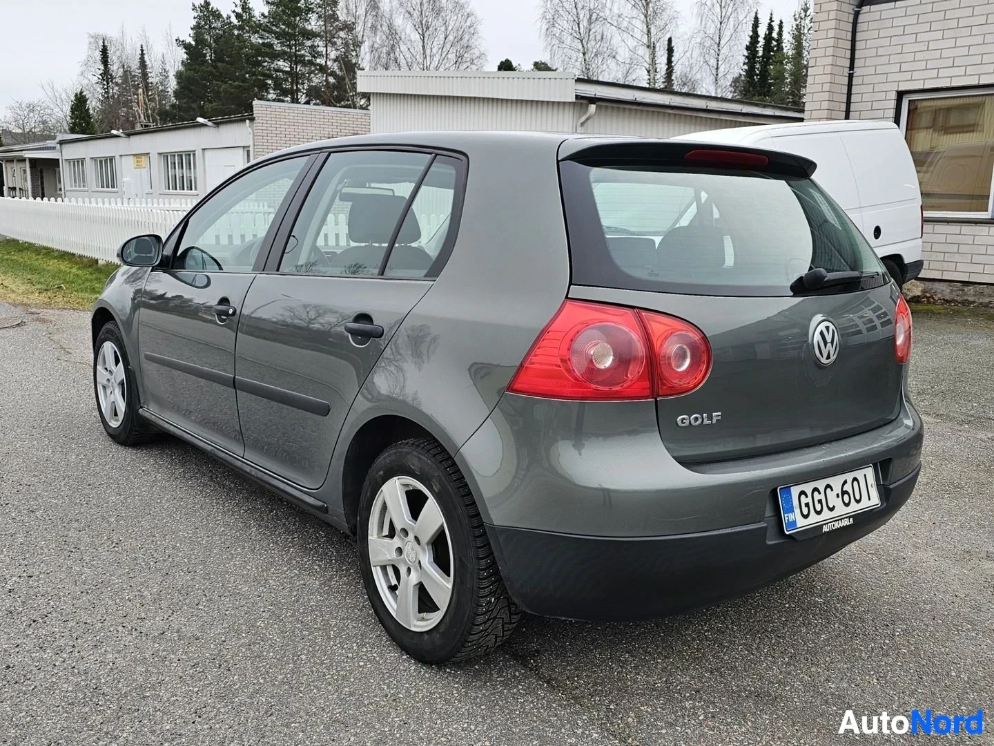 Takaviisto: Harmaa Volkswagen Golf viistoperä, takapuoli oikealta kuvattuna. Rekisterikilpi näkyvissä. Takavalot punaiset, merkintä GOLF takaovessa