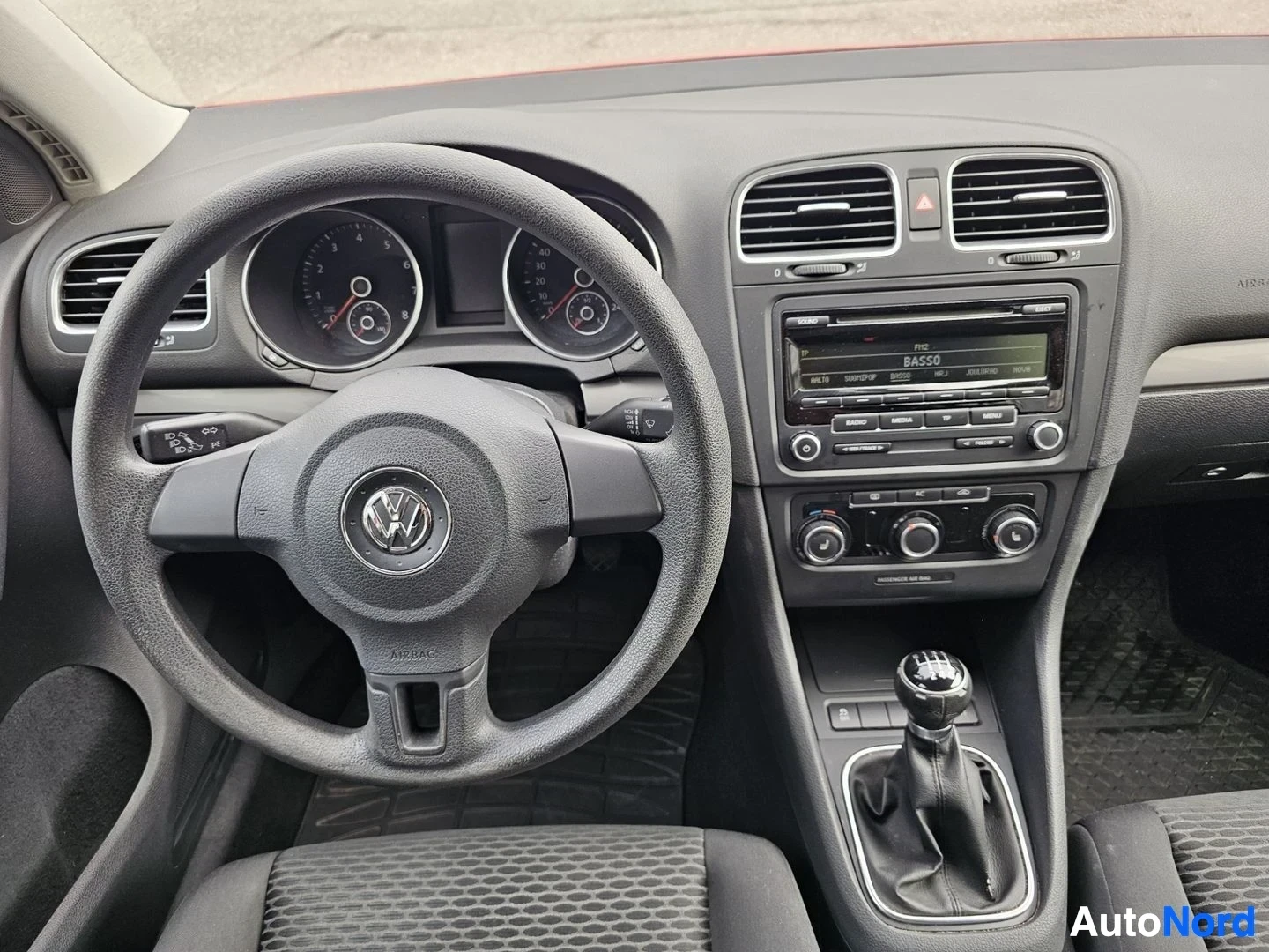 Yksityiskohta: Volkswagen Golfin sisustus lähikuvassa ohjausratista ja radio-navigaatiolaitteesta, jossa näkyy BA550-tunnus