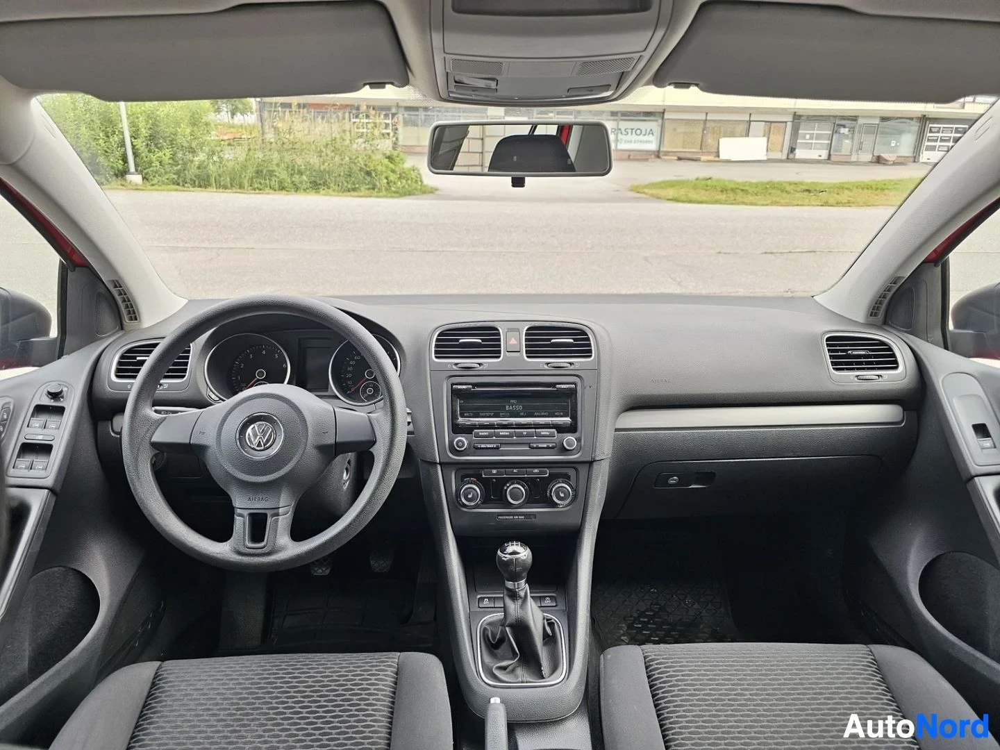 Etuistuimet: Volkswagen Golfin kuljettajan istuimen paikalta otettu kuva näyttää ohjauspyörän, kojelauta, ilmastoinnin säätöjä ja kääntöheloja