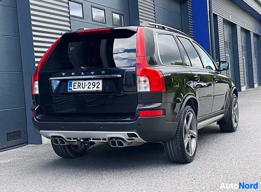 Takaviisto: Volvo XC90 takaosan näkymä, musta runko punaisilla takalamppuilla, kaksoispäästön putki näkyvissä, rekisterikilpi näkyvissä