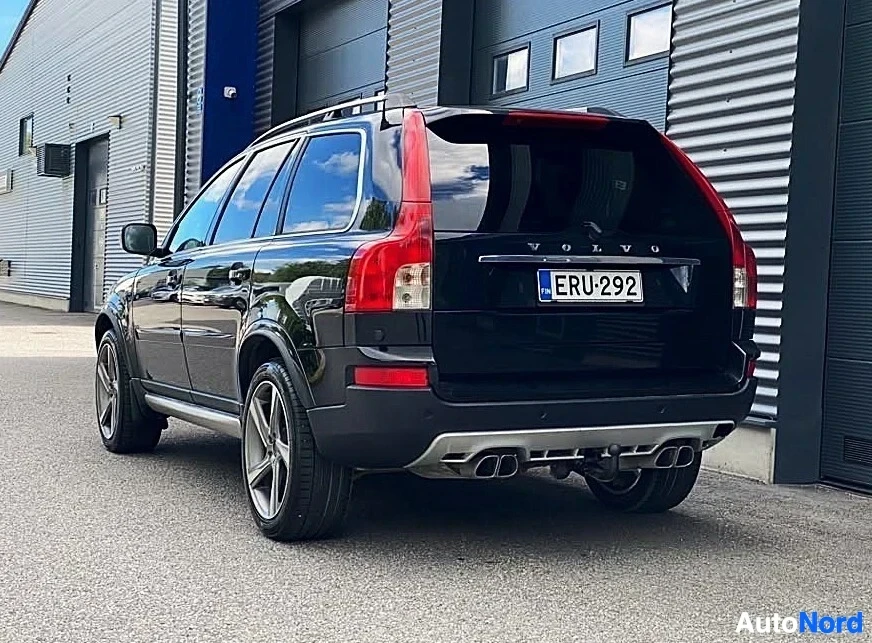 Takaviisto: Volvo XC90 takaosan näkymä, musta runko punaisilla takalamppuilla, kaksoispäästön putki näkyvissä, rekisterikilpi