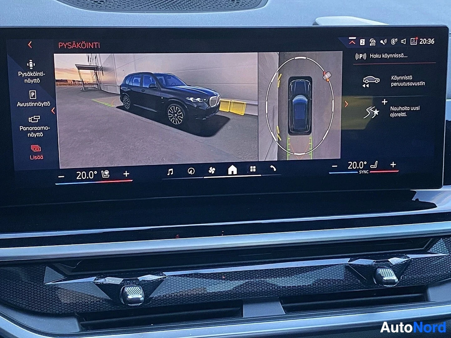 Yksityiskohta: Infotainment-näyttö näyttää kameranäkymää pysäköintiapu-toiminnolla, ajoneuvo näkyy ylhäältä