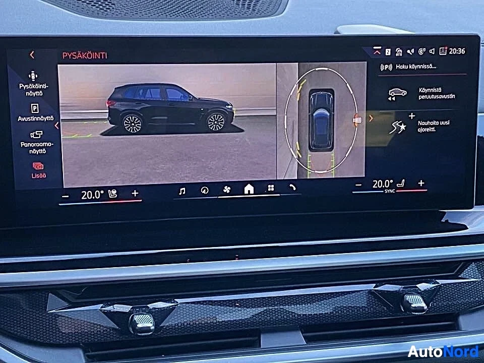 Yksityiskohta: Ajoneuvon panoraamakamera-näyttö näyttää 360-asteen kuvaa mustasta SUV-autosta sivusta ja ylhäältä. Näytössä näkyvät tekstit "PYSÄKÖINTI", "Pysäköinti-nävttö",