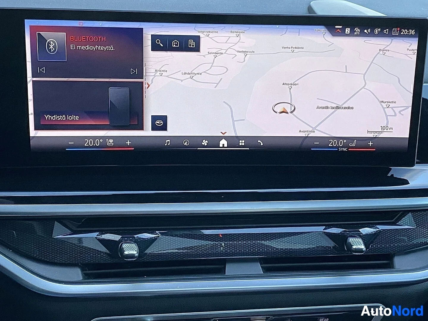Yksityiskohta: Auton infotainment-näytön päävalikko, vasemmalla Bluetooth-kytkin 'El mediayhteyttä' ja 'Yhdistä laite', oikealla navigointikartta