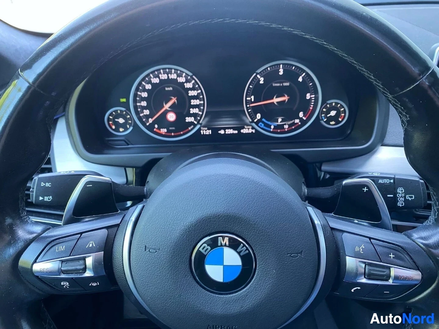Yksityiskohta: Analoginen mittaristo BMW-logolla, nopeusmittari, kierroslukumittari, tuntikilometrimittari, säädöt ratissa