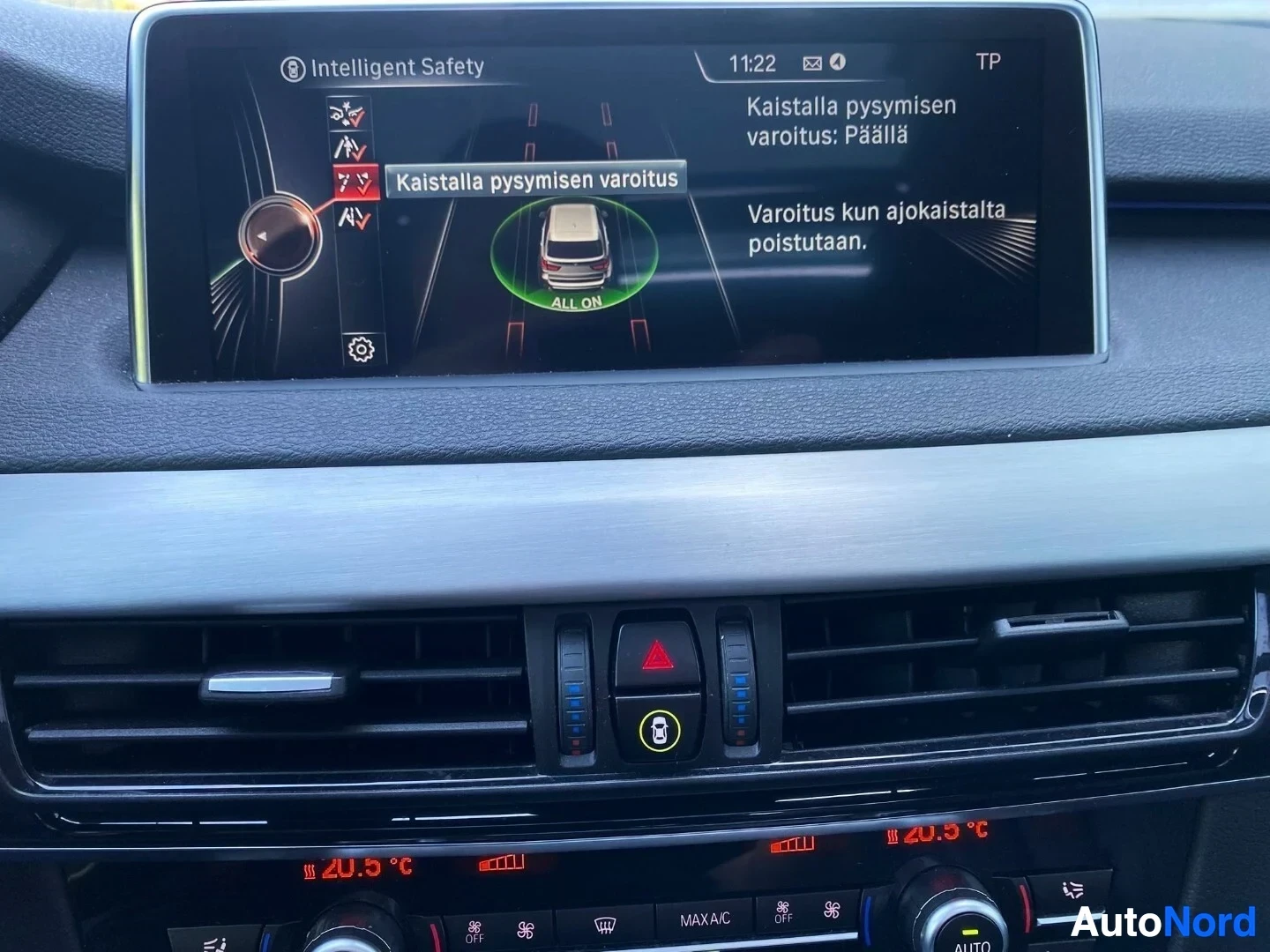 Ohjaamo: Infotainment-näyttö näyttää Intelligent Safety -järjestelmää diagnoosingadulla, jossa näkyy "Kaistalla pysymisen varoitus: Päälla" ja "Varoitus kun ajokaistalta